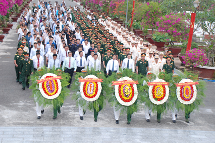 The delegation laid a wreath at the the provincial Martyrs Cemetery. Photo: THUY HA