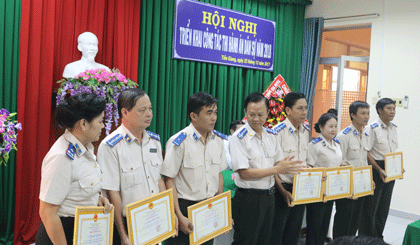 Cục trưởng Cục THADS tỉnh Phạm Văn Hân trao danh hiệu Chiến sĩ thi đua cho các cá nhân có thành tích xuất sắc.