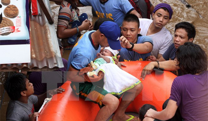 Sơ tán người dân sau khi bão Tembin gây mưa lớn và ngập lụt tại Cagayan, Philippines, ngày 22/12. Ảnh: AFP/TTXVN