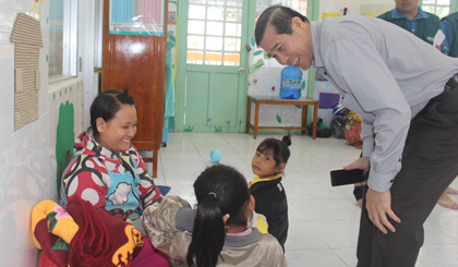 Chủ tịch UBND tỉnh Lê Văn Hưởng thăm hỏi các gia đình trú bão.