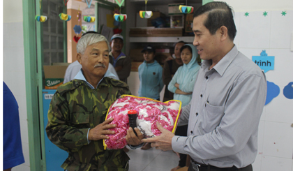 Chủ tịch UBND tỉnh Lê Văn Hưởng tặng mềnh cho người dân.