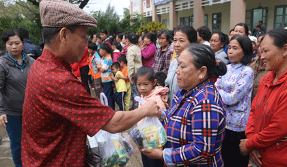 Tặng quà cho người dân xã Tân Thạnh đang trú bão tại xã Tân Phú.