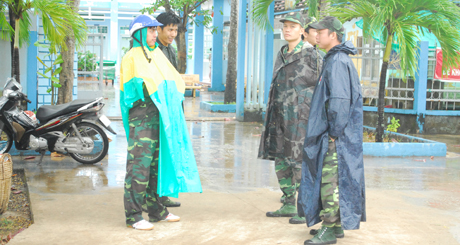 Bộ đội dằm mưa để bảo vệ cho dân.