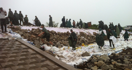Bộ đội dầm mưa gia cố một đoạn đê biển Gò Công.