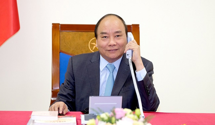 PM Nguyen Xuan Phuc holds a phone call with his Japanese counterpart, Shinzo Abe. (Photo: VGP)