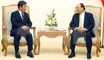 Prime Minister Nguyen Xuan Phuc (R) receives Japanese Minister of Economic Revitalisation Toshimitsu Motegi (Photo: VNA)