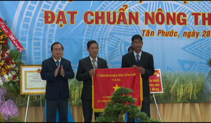 Deputy Chairman of the Tien Giang provincial People’s Committee Tran Thanh Duc awards the Certificate of new rural commune and welfare facilities worth of VND1 billion to Long Khanh commune. Photo: HUU NGHI