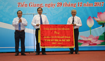 Phó Chủ tịch UBND tỉnh Phạm Anh Tuấn trao tặng Cờ Truyền thống của UBND tỉnh cho Ban Quản lý các KCN