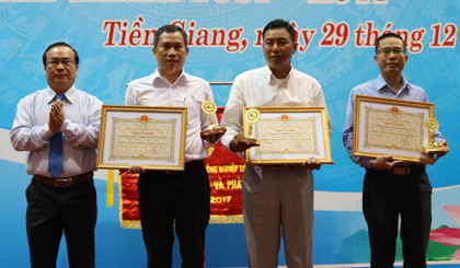 Phó Chủ tịch UBND tỉnh Phạm Anh Tuấn trao Bằng khen của UBND tỉnh cho các tập thể đơn vị doanh nghiệp Cờ Truyền thống của UBND tỉnh cho Ban Quản lý các KCN