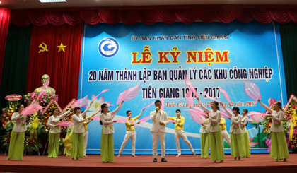 Biểu diễn văn nghệ chào mừng kỷ niệm 20 năm thành lập Ban Quản lý các KCN tỉnh Tiền Giang