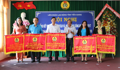 Các tập thể nhận Cờ Thi đua của Tổng LĐLĐ Việt Nam