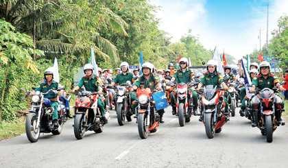 Đội Mô tô quận 5 tham gia bảo vệ lộ trình đường đua tại Giải Việt dã Báo Ấp Bắc lần thứ 32 - 2015.