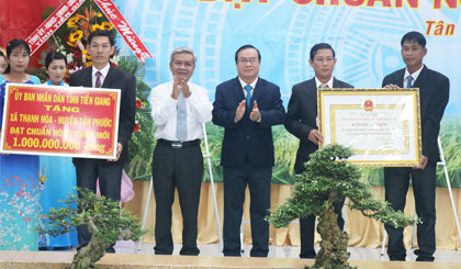 Đại diện UBND xã Thạnh Hòa đón nhận Bằng công nhận Xã đạt chuẩn NTM và công trình phúc lợi 1 tỷ đồng của UBND tỉnh.