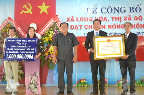 UBND tỉnh trao Bằng công nhận Xã đạt chuẩn NTM và công trình phúc lợi trị giá 1 tỷ đồng cho xã Long Hòa.