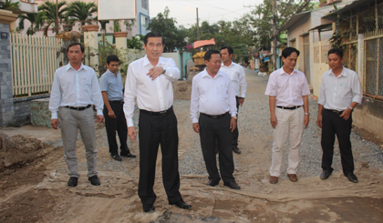 Chủ tịch UBND tỉnh Lê Văn Hưởng kiểm tra tiến độ thi công tại đường Hoàng Việt.