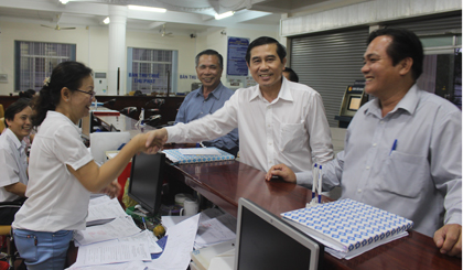 Chủ tịch UBND tỉnh Lê Văn Hưởng thăm hỏi, động viên cán bộ, nhân viên Kho bạc Nhà nước Tiền Giang.