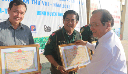 Đồng chí Trần Thanh Đức trao bằng khen của UBND tỉnh cho các đơn vị và cá nhân đã tài trợ và hỗ trợ giải trong nhiều năm qua.