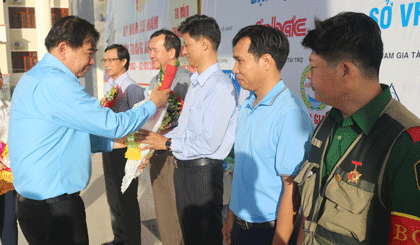 Tổng Biên tập Báo Ấp Bắc Nguyễn Minh Tân tặng hoa cho các nhà tài trợ, đơn vị tham gia tài trợ và hỗ trợ giải.