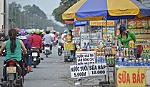 Buôn bán lấn chiếm lề đường QL1 tại ngã tư Đồng Tâm