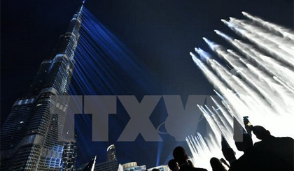 Màn trình diễn ánh sáng và âm thanh đón Năm mới ở tòa tháp Burj Khalifa, Dubai, UAE. (Nguồn: AFP/TTXVN)