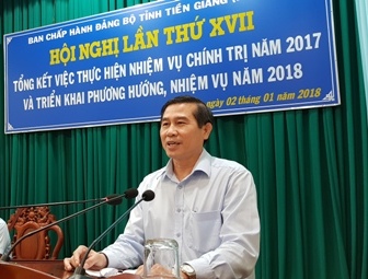 Chairman of the provincial People's Committee Le Van Huong spoke at the conference.