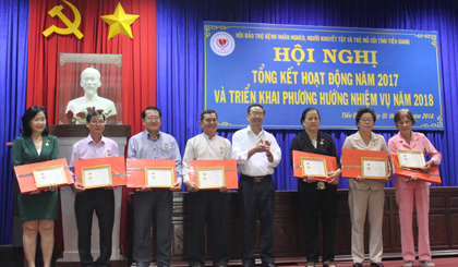 Ông Phan Văn Hà, Chủ tịch Hội Bảo trợ trao Kỷ niệm chương cho các cá nhân