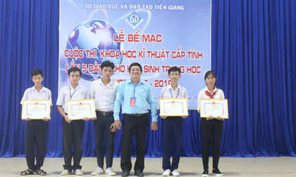 Ông Nguyễn Văn Kỷ , Trưởng phòng giáo dục trung học, Sở GD-ĐT trao giải Nhì cho các dự án 