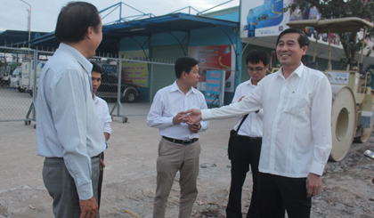 Chủ tịch UBND tỉnh kiểm tra tiến độ thi công tuyến đường Lê Văn Phẩm.