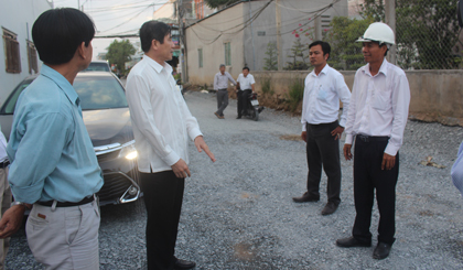 Chairman of the PPC Le Van Huong exchanges with construction contractor of  T