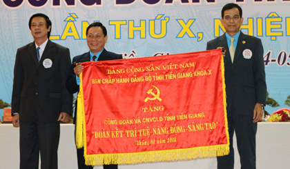 Đồng chí Nguyễn Văn Danh, Bì thư Tỉnh ủy trao bức trướng của 