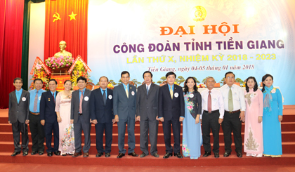 Cán bộ lãnh đạo Tổng LĐLĐ Việt Nam và cán bộ lãnh đạo Tỉnh ủy Tiền Giang cùng các đại biểu trao đổi tại đại hội