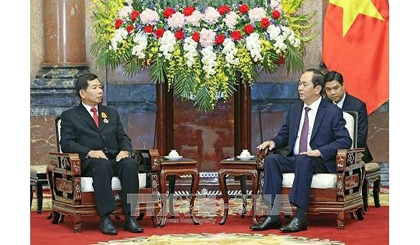President Tran Dai Quang hosts a reception for Chief Justice Khamphanh Sithidampha of the People’s Supreme Court of Laos in Hanoi on January 4. (Credit: VNA)