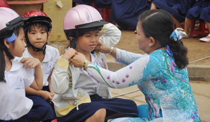 Đội mũ bảo hiểm giúp bảo vệ ATGT cho trẻ em khi tham gia giao thông.
