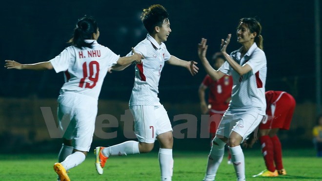 Tuyết Dung (giữa) và đồng đội ăn mừng tấm vé tham dự Asian Cup nữ 2018. (Ảnh: Minh Chiến/Vietnam+)