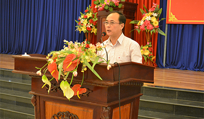 Đồng chí Trần Kim Trát Ủy viên Ban Thường vụ, Trưởng Ban Tuyên giáo Tỉnh ủy phát biểu tại hội nghị