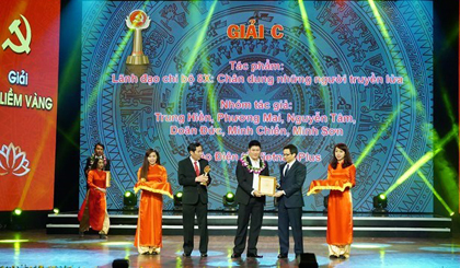 Đại diện nhóm tác giả VietnamPlus nhận giải C Giải Búa liềm vàng lần thứ nhất. (Ảnh Võ Phương/Vietnam+)