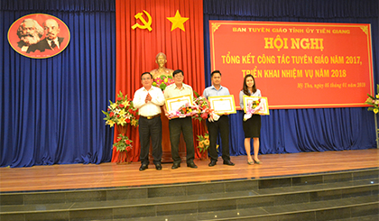 Mr. Vo Van Binh presented the provincial People's Party Press Award in 2017 to authors and authors.