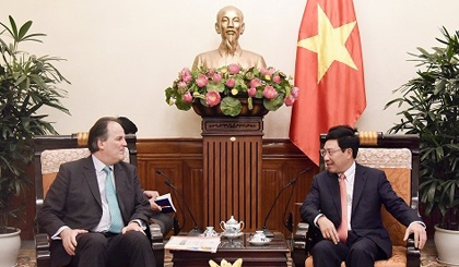 Deputy Prime Minister and Foreign Minister Pham Binh Minh (R) ​and UK Foreign Office Minister for Asia and the Pacific Mark Field. (Source: VGP)