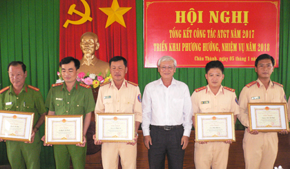 Ông Huỳnh Văn Bé Hai, trao giấy khen