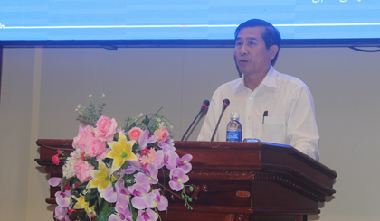 Chairman of the PPC Le Van Huong speaks at the conference.