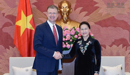 National Assembly Chairwoman Nguyen Thi Kim Ngan (R) welcomes new US Ambassador to Vietnam Daniel Kritenbrink (Photo: quochoi.vn)