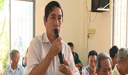 Cử tri xã Qươn Long phát biểu ý kiến tại buổi tiếp xúc cử tri