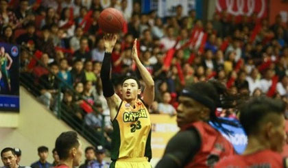 T​am Dinh (centre) is one of Mekong United’s players who will compete at the Thailand Basketball Super League this season. (Photo: tinthethao.com.vn​)