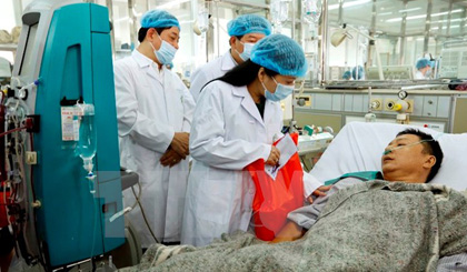 Bộ trưởng Bộ Y tê Nguyễn Thị Kim Tiến đến thăm, tặng quà động viên 10 bệnh nhân chạy thận nhân tạo sau sự cố được chuyển về điều trị miễn phí tại Bệnh viện Bạch Mai. (Ảnh: Dương Ngọc/TTXVN)