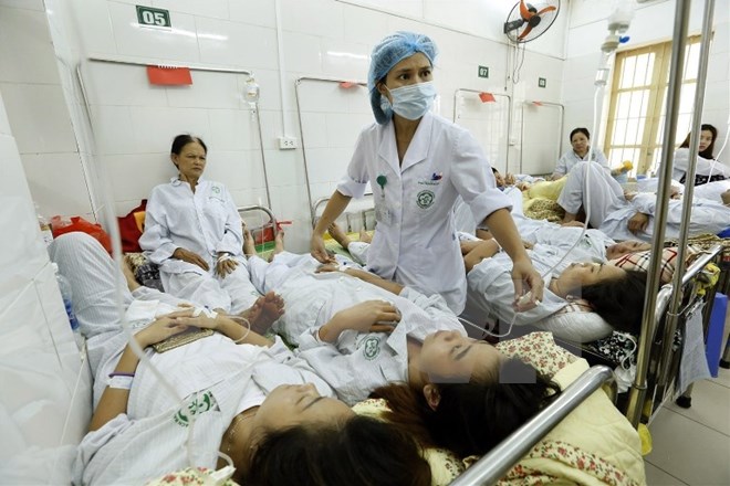 Bệnh viện Bạch Mai trong tình trạng quá tải bệnh nhân sốt xuất huyết trong đợt cao điểm. (Ảnh: Dương Ngọc/TTXVN)