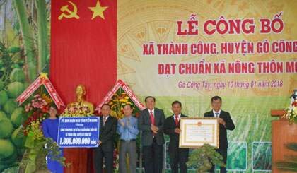 Đồng chí Lê Văn Nghĩa và đồng chí Trần Kim Trát trao Bằng Công nhận Xã đạt chuẩn nông thôn mới và tặng công trình phúc lợi trị giá 1 tỷ đồng cho xã Thành Công. 