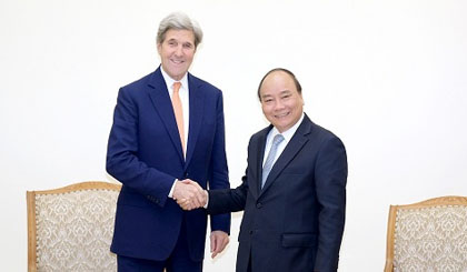 PM Nguyen Xuan Phuc (right) and former US Secretary of State John Kerry. (Photo: VGP)