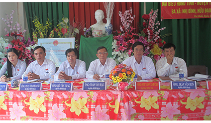 Representatives of the provincial People's Council listen to the voters at the meeting. Photo: THU HOAI