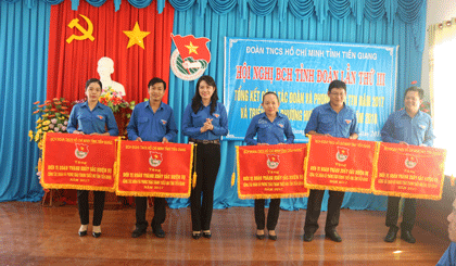 Chị Nguyễn Thị Uyên Trang, Bí thư Tỉnh đoàn trao cờ thi đua của Tỉnh đoàn cho các đơn vị hoàn thành xuất sắc nhiệm vụ, công tác đoàn và phong trào TTN năm 2017.