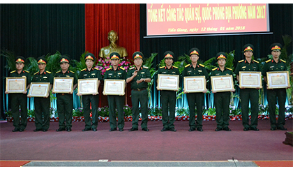  Thiếu tướng Phạm Thành Tâm, Phó tư lệnh Quân khu 9 trao danh hiệu Đơn vị tiên tiến cho các tập thể.
